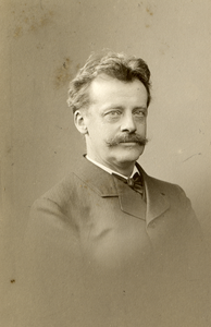 221306 Portret van dr. J.J. Couvée, geboren 1848, leraar scheikunde aan het Stedelijk Gymnasium te Utrecht (1898-1904), ...